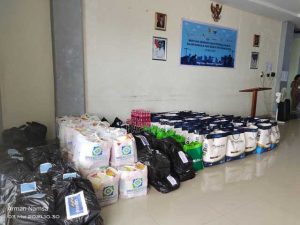 Distransnaker Papua Barat Salurkan Bapok di Peringatan Hari Buruh