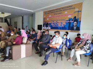 Distransnaker Papua Barat Salurkan Bapok di Peringatan Hari Buruh