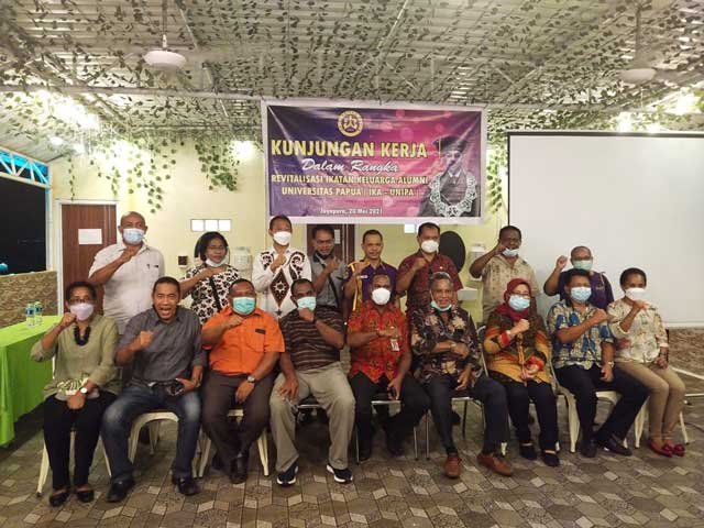 Rektor Unipa Jemput Bola Temui Alumni di Papua