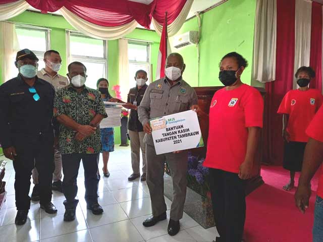 1500 Warga Tambrauw Dapat Tangan Kasih Gubernur Papua Barat