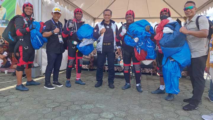 Pangdam XVIII Kasuari Semangati Tim PON Terjun Payung Papua Barat