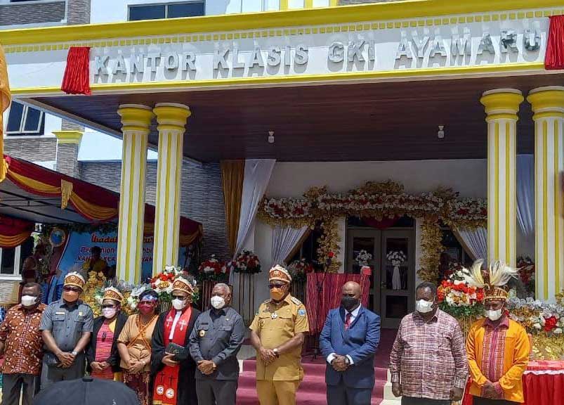 Gubernur Papua Barat, Bupati Maybrat Resmikan Gedung GKI Klasis Ayamaru
