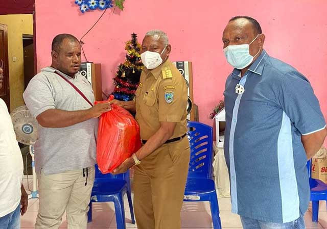 Gubernur Papua Barat Berbagi Kasih Natal Dengan Penyandang Disabilitas