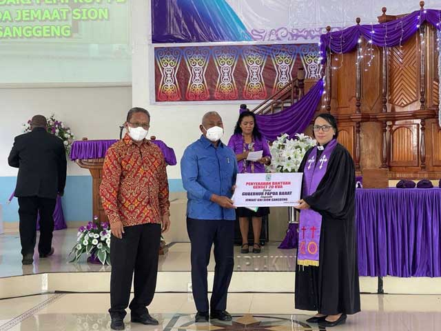 Gubernur Papua Barat Bantu Genset dan Berbagi Kasih Keluarga di GKI Sion Sanggeng