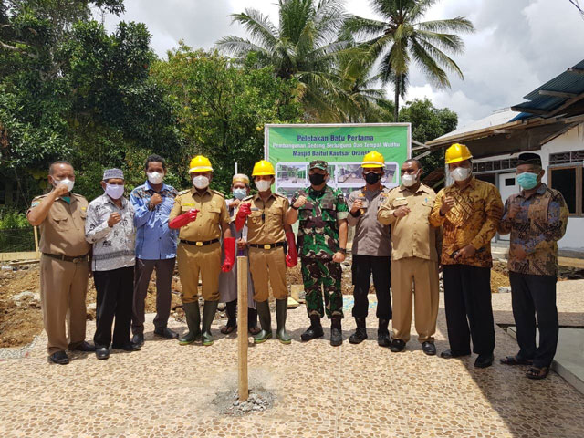Gubernur Papua Barat Letakkan Batu Pertama GSG dan Tempat Wudhu Masjid Baitul Kautsar Oransbariv