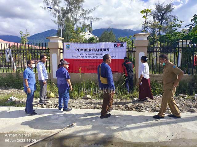 Bapenda Papua Barat dan KPK Pasang Spanduk Belum Bayar Pajak Daerah di Semen Maruni
