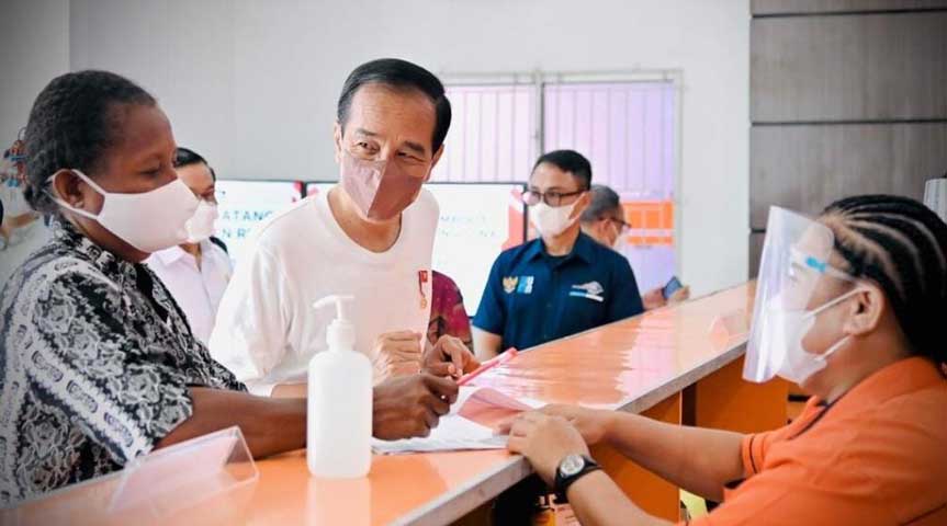 Jokowi Cairkan Perdana BLT BBM di Papua