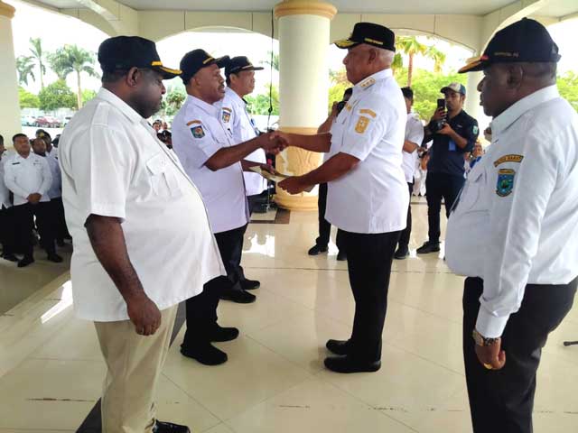 Penjabat Gubernur Papua Barat Serahkan SK 3 Plt Kepala Dinas dan Badan