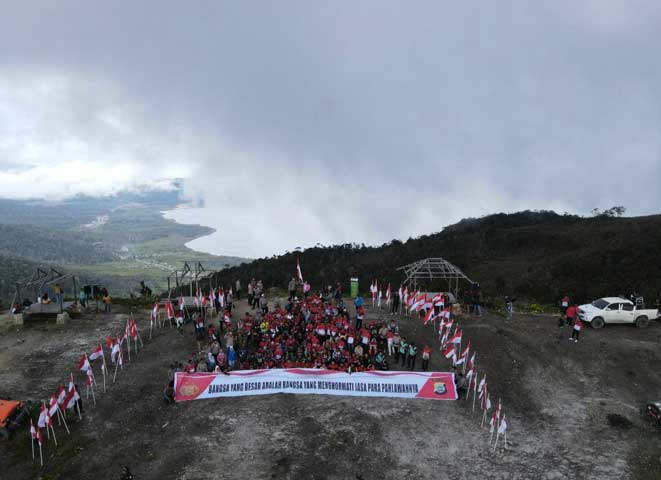 Touring Merah Putih Polda Papua Barat Kibar 77 Bendera di Puncak Kobrey