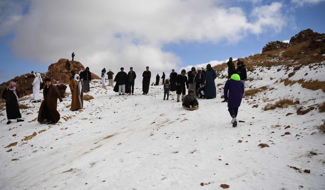Salju Mulai Turun di Arab Saudi, Wisatawan Berbondong Datang