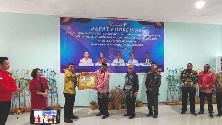 Wakil Kepala BKN RI Serahkan BKN Award Untuk Kabupaten Mansel, Wondama, Pegaf