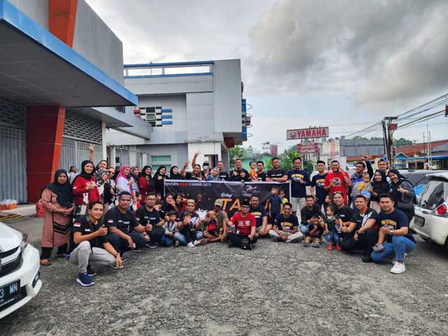 Honda Brio Commmunity Papua Barat Bagi Takjil Gratis