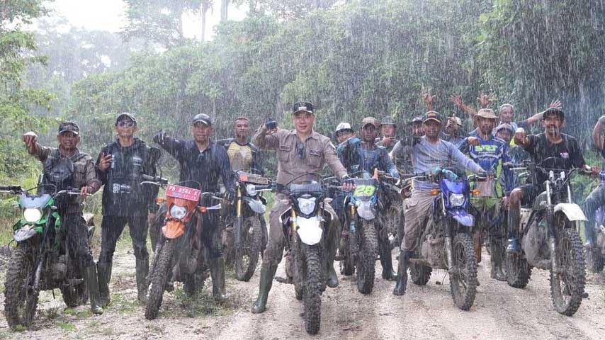Hujan Deras Bupati Freddy Thie Naik Trail Cek Ruas Jalan Kaimana-Bintuni
