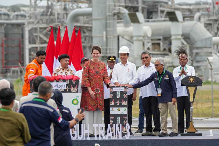Presiden Jokowi Resmikan Tangguh LNG Train 3, Pemasok Sepertiga Total Gas Produksi Indonesia