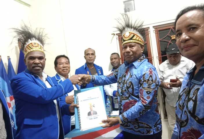 Dominggus Mandacan Mendaftar Pilkada Papua Barat di Demokrat