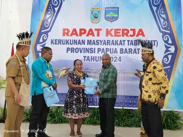 Dominggus Mandacan Kalungkan Tanda Peserta Raker KMT Papua Barat