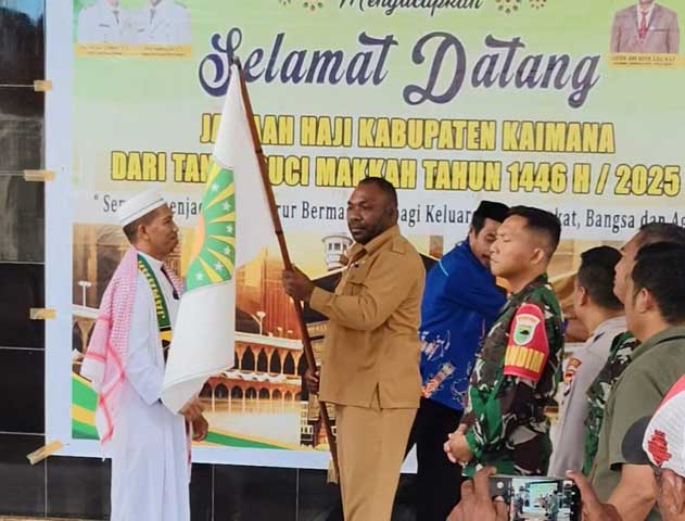 Tiba dengan KM Labobar, Wakil Bupati Kaimana Sambut Jemaah 20 Haji