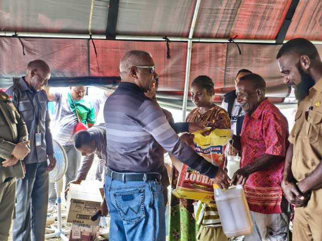 Tinjau Lokasi Banjir Mansaburi, Gubernur Papua Barat Salurkan Bantuan