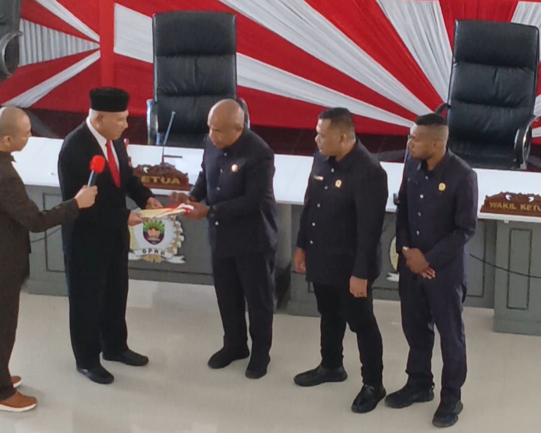Bupati Kaimana Serahkan KUA PPAS APBD Perubahan 2025