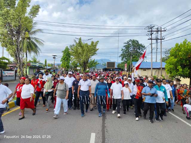 Ribuan Warga Jalan Sehat Bersama Gubernur Papua Barat