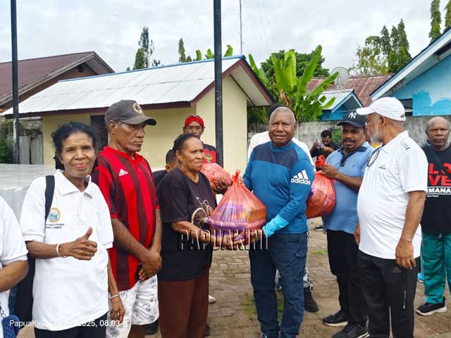 Kepala Suku Besar Arfak Beri Bantuan Untuk Jemaat GKI Ottow Geissler Biryosi