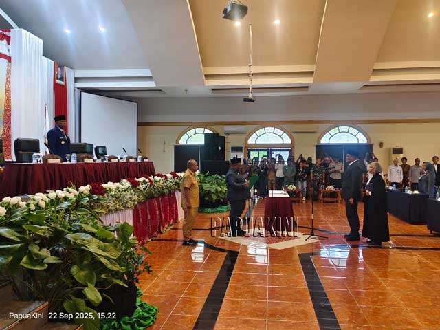 Louis Nelson Rumaikewi Resmi Anggota DPR Papua Barat